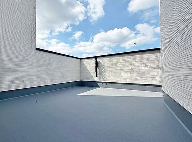 【バルコニー】南向きのバルコニーの前には雲以外に太陽を遮るものがありません。お洗濯物も乾きやすく、何より明るく気持ちのいい光が入ってきます。