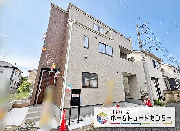 【現地外観写真】システムキッチンや浄水器、浴室乾燥機など快適な設備が充実。全居室収納やシューズインクローク、パントリーも備え、暮らしやすさと収納力を兼ね備えた住まいです。