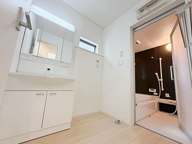 【洗面台・洗面所】合わせ鏡が可能な3面鏡です。朝の忙しい時間でもの身だしなみのチェックもここだけで完結できます。もちろん鏡の後ろは充分な収納力を持った収納となっており、視界に入る部分はスッキリと片付きます。