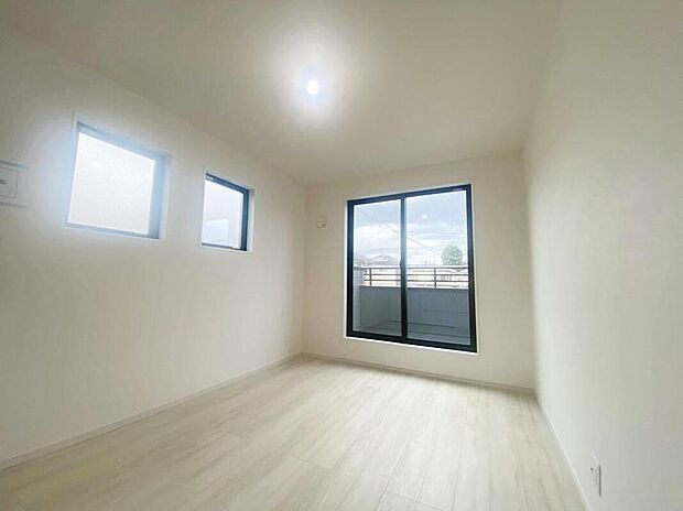 【リビング以外の居室】光を取り入れやすのはもちろんですが、建物全体の窓の数も増えておりますので、換気性能に優れた物件です。窓を開ければ家中を気持ちの良い風が通り抜けます。※家具はCG合成しております。
