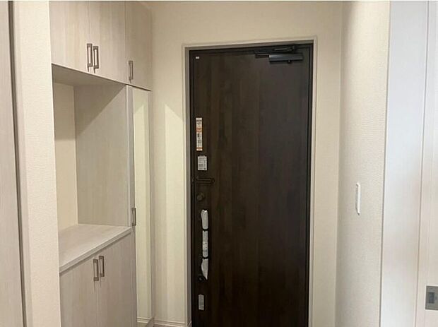 【玄関】こちらが玄関です。お客様の訪問時に建物の中で一番先に目に入る場所です。大型シューズボックスも備え付けてあり、ご家族皆様の靴もゆったり入ります。