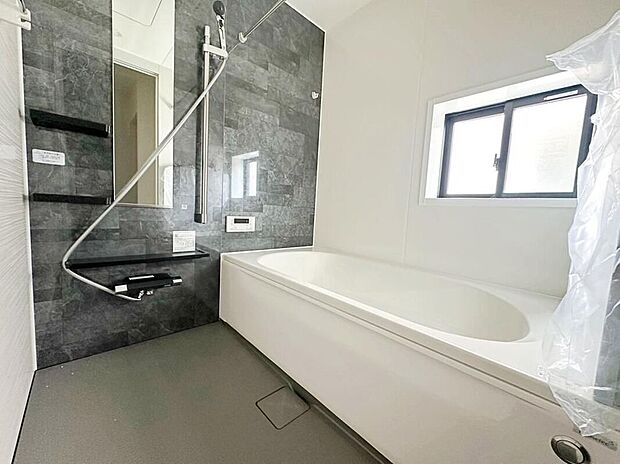 【☆System Bath☆】窓付きのバスルーム。陽射し差し込む明るい環境は、日中の入浴も気持ち良くお使い頂けそうです。
