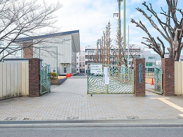 戸田市立新曽中学校（約450m）