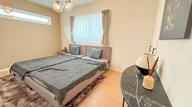 【古市3丁目モデルハウス/洋室】落ち着いた色合いでまとめられた洋室。窓から光が差し込み、床の木目を優しく照らします。シンプルな空間で、多用途に使える一室です。