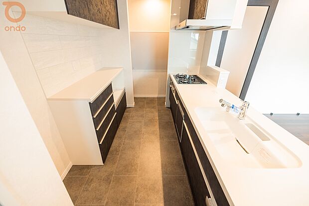 【ondo建物プラン例/キッチン】締め色の黒で高級感が増したキッチン