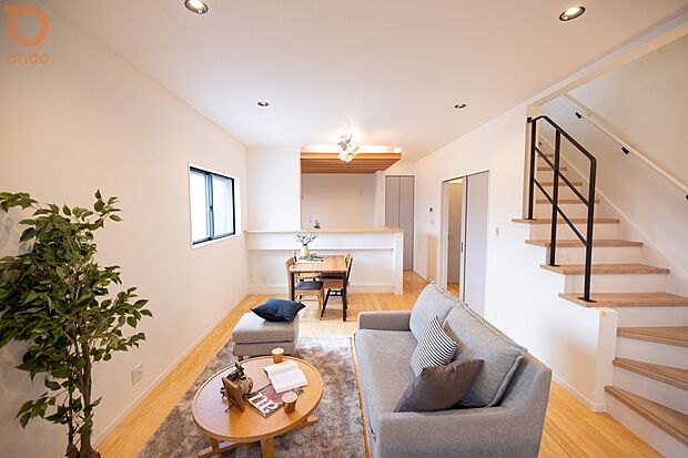 【建物プラン例/LDK】黒いアイアンの階段は、LDKのアクセントになっています。