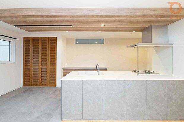 【ondo建物プラン例／キッチン】キッチンを囲んで自然と人が集まる空間。料理しながら会話が生まれる、心地よい住まいの中心です。