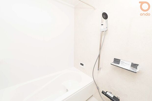 【ondo建物プラン例/浴室】一日の終わりに、肩の力をふっと抜けるバスルーム。静かな時間を、ゆっくり取り戻せる場所です。浴室乾燥機付きでカビ対策&雨の日もへっちゃら◎