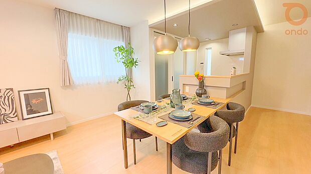 【ondo建物プラン例/ダイニング】ご家族との大切なお食事の時間がより楽しくなる、自然と会話が弾むコミュニケーションの取りやすいダイニング空間です。
