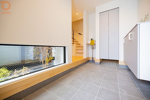 【【当社施工事例/玄関】】収納力のあるSICと、印象的な地窓で、整った空間とちょっとした彩りを両立。来客時にもすっきりとした印象に。