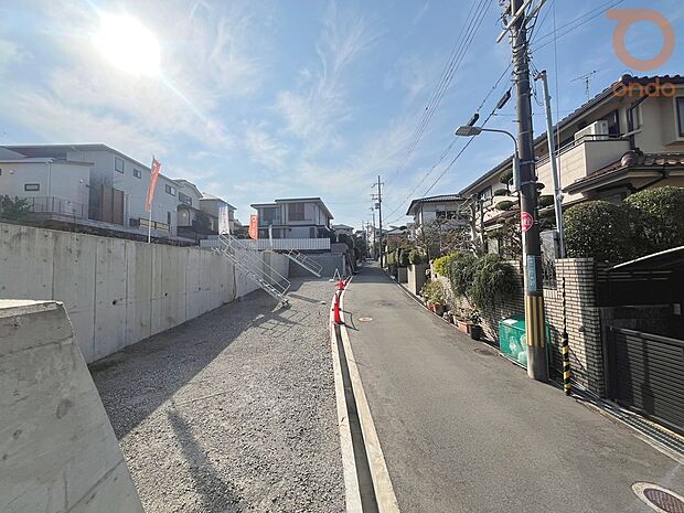 【【前面道路含む現地写真】】第一種低層住居専用地域内で敷地面積各約65坪超え！
