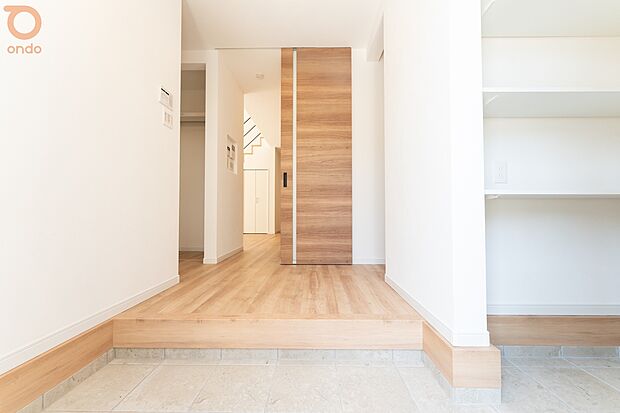 【【ondo建物プラン例/玄関】】明るく温かみのある玄関。SIC付きで、靴や小物もまとめて収納でき、いつでもスッキリした印象に。