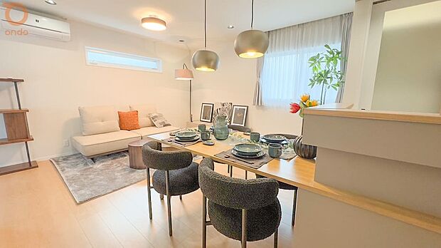 【【ondo建物プラン例/リビング・ダイニング】】やわらかな光が広がるLDK。ダイニングとリビングがゆるやかにつながり、家族の時間が自然と集まる空間です。