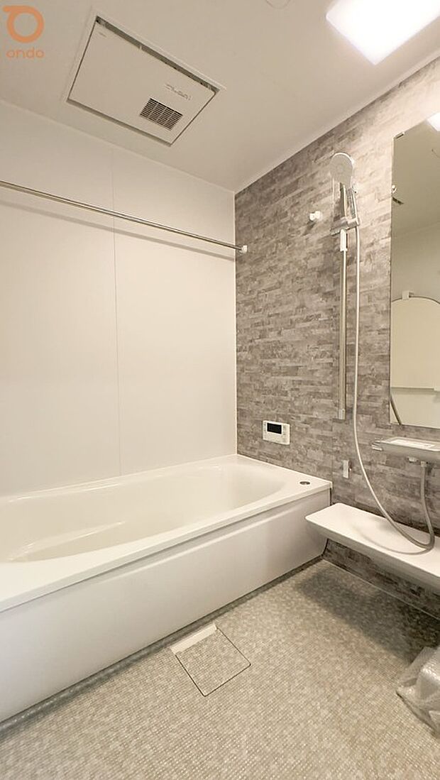 【【ondo建物プラン例/浴室】】明るいトーンでまとめられた浴室。ゆったり浸かれる形状の浴槽と、落ち着いた印象の壁パネルがリラックス感を高め、毎日の入浴時間が楽しみになる空間です。