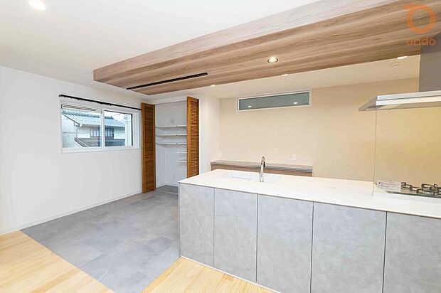 【【ondo建物プラン例／キッチン】】キッチンを囲んで自然と人が集まる空間。料理しながら会話が生まれる、心地よい住まいの中心です。