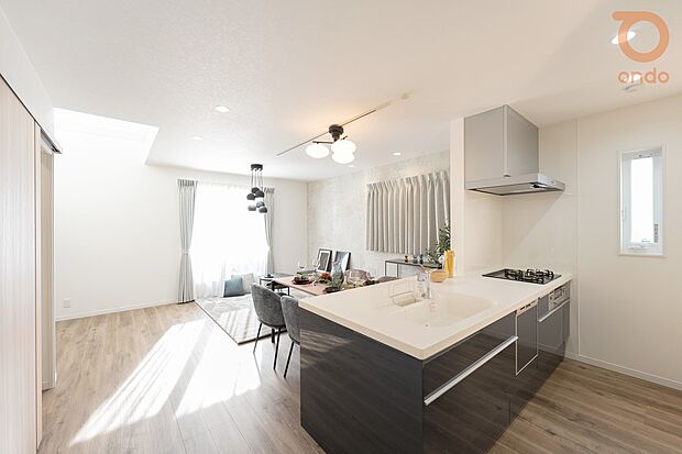 【【7号地モデルハウス/キッチン】】リビング全体を見渡せる開放的なカウンターキッチンを採用。ご家族とのコミュニケーションを大切にしながら家事ができる設計です。