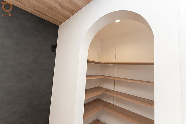 【【ondo建物プラン例/キッチン・パントリー】】アーチ型の入口が印象的なパントリー。可動棚付きで食品や日用品をすっきり整理でき、キッチンまわりの収納力を高めてくれます。