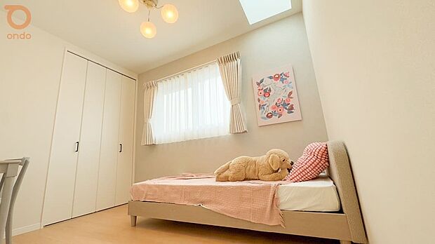 【【ondo建物プラン例/洋室】】グレーのアクセントクロスが落ち着いた印象の洋室。クローゼット付きで、使いやすい空間です。