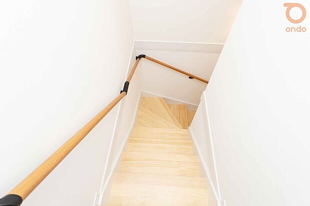 【【ondo建物プラン例/階段】】上下階をつなぐだけじゃなく、暮らしのリズムをつくる場所。そんな存在感のある階段です。
