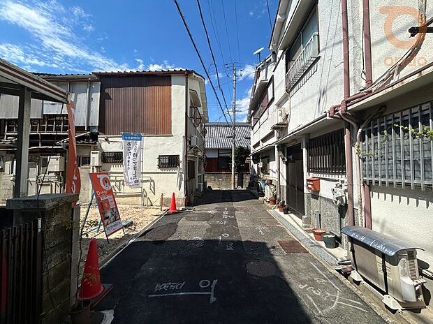 【【前面道路含む現地写真】】全面道路幅員:約3.68m 閑静な住宅街にあり、落ち着きと暮らしやすさを兼ね備えた立地