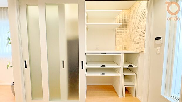 【【ondo建物プラン例/キッチン背面収納】】キッチン背面には、使い勝手の良い収納スペースを確保。仕分けしやすい棚構成で、日用品や調理道具をすっきり整理できます。