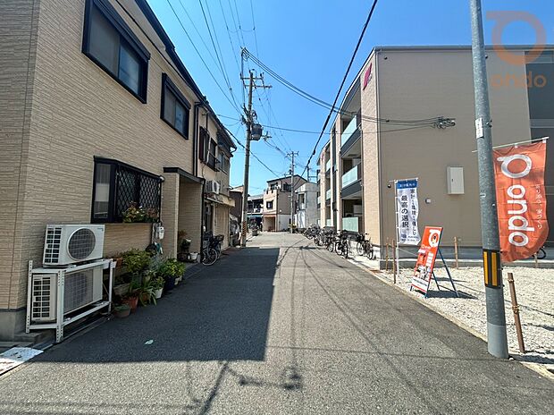 【【前面道路含む現地写真】】全面道路幅員:約5.8m 車のすれ違い、駐車もラクラク◎
