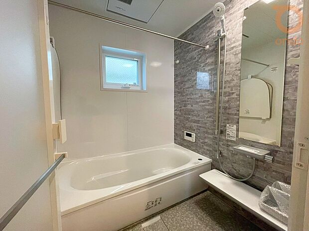 【【ondo建物プラン例/浴室】】ホテルライクな雰囲気が漂う、上質で落ち着きのある浴室。小窓付きで自然光を取り込めるほか、換気もしやすく、心地よいバスタイムをお楽しみいただけます。