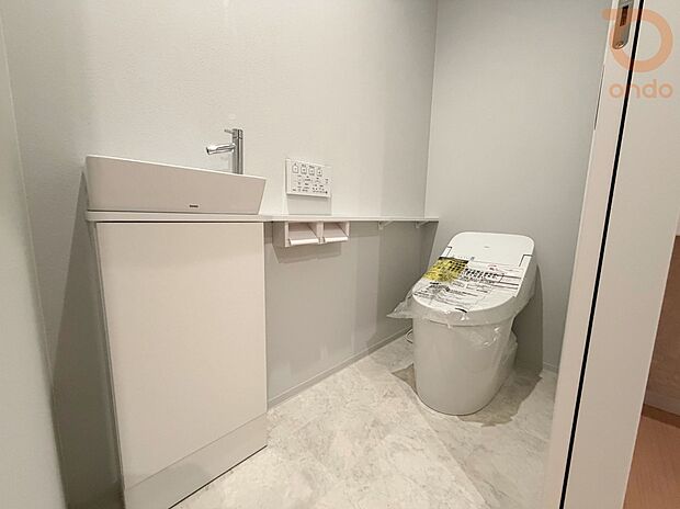 【【ondo建物プラン例/トイレ】】清潔感のあるホワイトを基調とした、すっきりとしたトイレ空間。独立した手洗いスペースを設け、使いやすさにも配慮。シンプルで洗練された、心地よい空間に仕上げています。