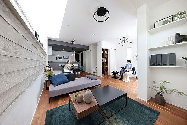 【WIDE/木に囲まれた落ち着きとゆとり】
20帖超えの空間を確保したワイドリビング。※号棟により採用状況が異なります。※号棟により採用状況が異なります。※現地モデルハウス7号棟/2024年7月撮影