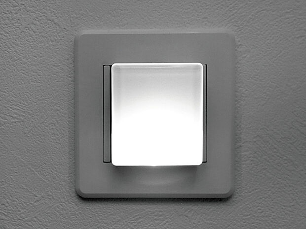 【ナイトライト【標準仕様】】夜間や停電時に自動点灯しコンセントから取り外して利用可能。ＬＥＤ採用の省エネ仕様です。
