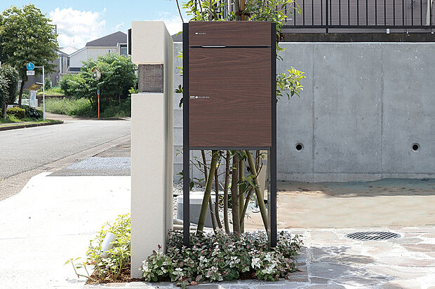 【【宅配BOX】】外出中や家事で手が離せないときにも荷物を受け取ることができる宅配ボックス。スタイリッシュなデザインも魅力です。