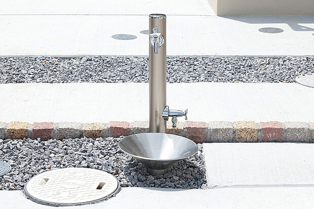 【【デザイン立水栓】】植栽の水やりや洗車、掃除など便利に使える水場として活躍する立水栓。スタイリッシュなデザインでモダンな街並みに馴染みます。