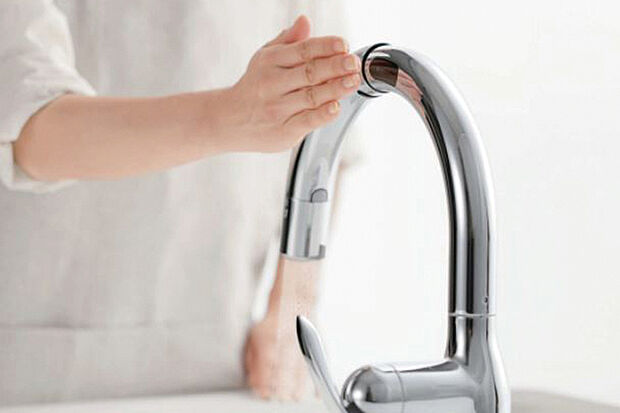 【【タッチレス蛇口一体型浄水器】】スタイリッシュな空間にあるミニマルなデザイン。側面についたセンターで楽々操作。引き出してハンドシャワーとしても利用できます。省エネ性と操作性が魅力の水栓を採用しました。