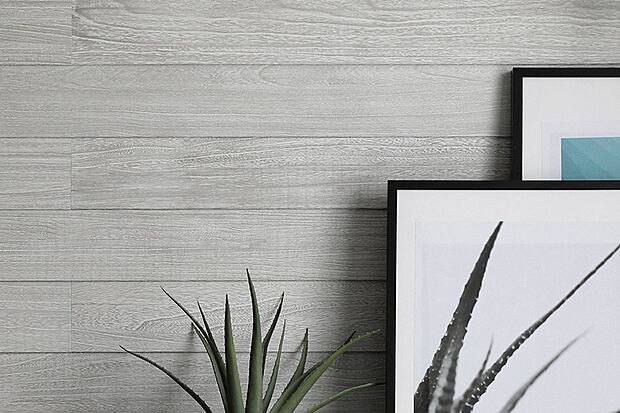 【【KIRINOKAシャイニーウッド】】木目の美しさを際立たせる浮づくり加工と、ベースのオイル素地にミルクペイントによる目止め塗装を施した桐壁材。爽やかな白と木目の風合いが光に当たることで空間をアートに彩ります。