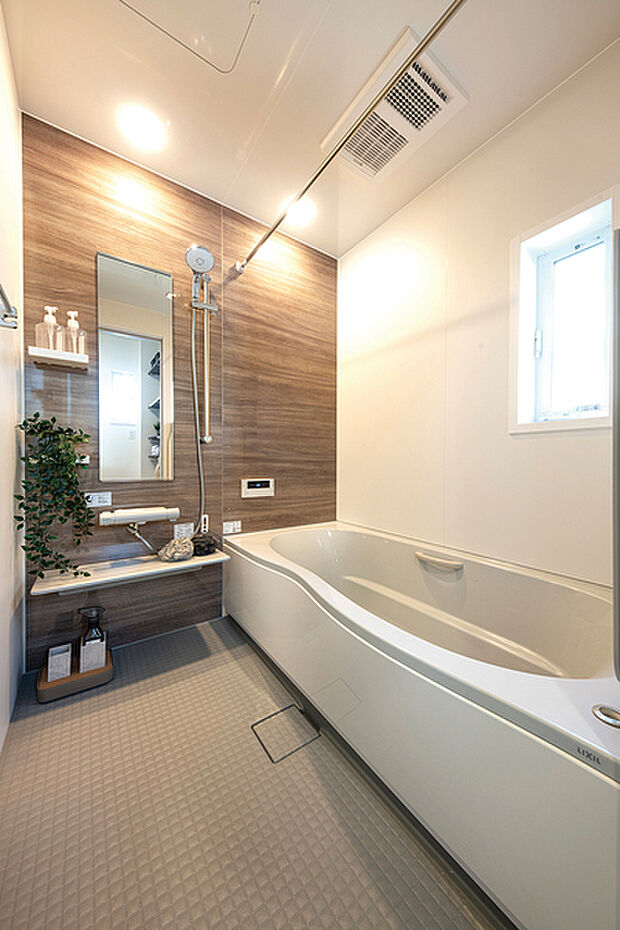 【LIXIL AX】なめらかな光沢が美しい人造大理石のルフレトーン浴槽のバスルーム。冬場でも冷ヤッとしないフロアやお湯が冷めにくい保温構造の浴槽などの快適性能と省エネ性能で、心地よいバスタイムが愉しめます。