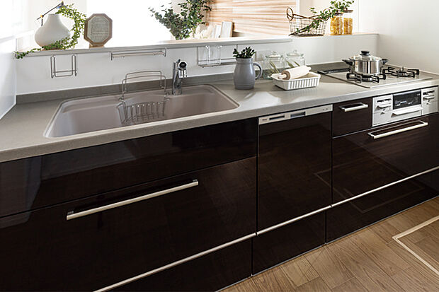 【【Toclas Kitchen Bb】】手元は隠しながら、広々としたワークトップを採用したシステムキッチン。使いやすさを考えた収納や、お手入れもしやすい設計で毎日の家事をサポートします。