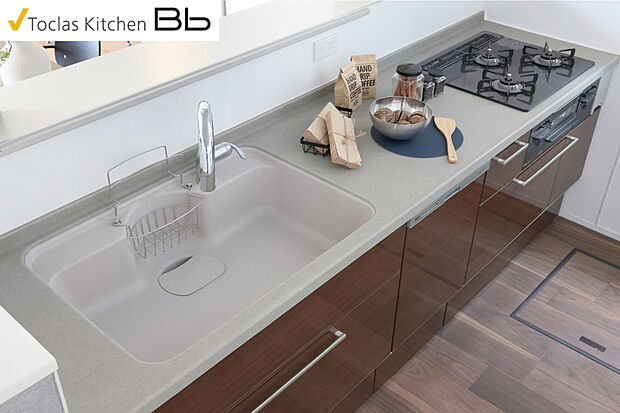 【【Toclas Kitchen Bb】対面ワイドオープンキッ】スタイリッシュで使い勝手の良いキッチン。美しさと強さ、お手入れのしやすさを兼ね備えた人造大理石ワークトップを採用。熱や水、汚れに強く、毎日の家事を楽しくしてくれます。
