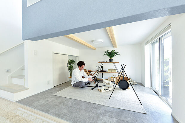 【ホビースペース】フロートリビングの下部空間には、アウトドアアイテムなどを収納できるホビースペースをご用意。カースペースに繋がる窓を設けているので、出し入れにも便利です。