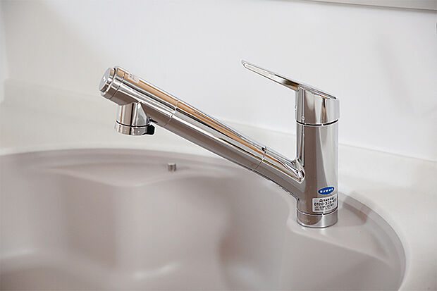 【【蛇口一体型浄水機能付水栓】】浄水と原水の切り替えがワンタッチで簡単操作。浄水器ごとホースが引き出せ、洗いものも快適。浄水を使うことでカルキ臭を防ぎ、お米や野菜に含まれるビタミン類の分解を防ぎます。