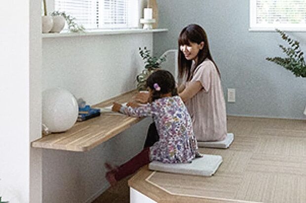 【【PLAN02】掘机カウンター】足が下ろせる堀机カウンターは、親子で並んで使えるロングサイズ。外を眺められる窓も配置しました。