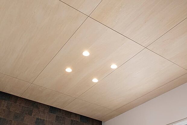 【【PLAN02】シナ合板】優しい木目と滑らかな質感を活かしたシナ合板を、リビングダイニングの天井に採用。空間に温もりを演出します。