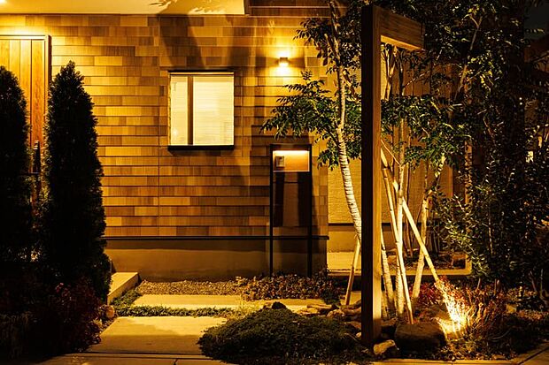 【【灯かりのいえなみ協定(R)】】夜間の景色を彩る、ポラス独自の取り組み「灯かりのいえなみ協定(R)」を締結。エコにも配慮したLEDの灯かりが夜間になると自動点灯。美しさを演出するとともに近隣の防犯にも貢献、安心を与えてくれます。