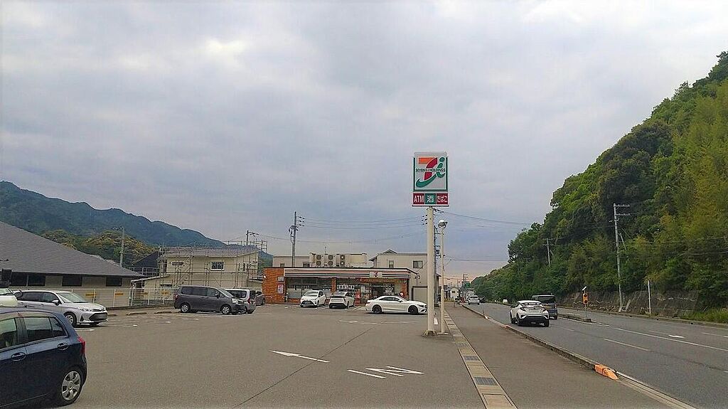 セブンイレブン海南重根店まで徒歩5分(約400m)