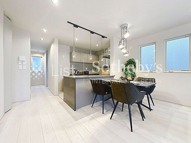 ■リビング■(1号棟)リビングでの時間が、子どもの成長の舞台になる。そんな日々が嬉しくなるような、広さと明るさがあります♪