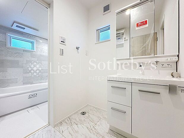 ■パウダールーム■収納力と機能性に優れた三面鏡付き洗面化粧台♪鏡裏は収納になっていて、水周りもスッキリ整理できますね！