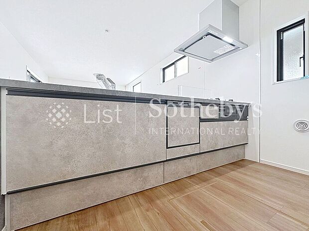 ■キッチン■料理をしながら会話ができる、オープンキッチン。壁を取り払うことで、より開放的なキッチン・ダイニングスペースが生まれます。