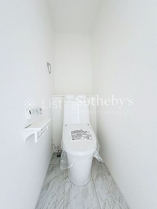 ◆トイレ◆清潔感のあるシャワートイレ!2箇所完備されています!ウォシュレットトイレはクロスも清潔感のあるデザインを採用しました!