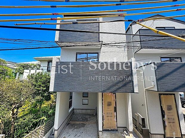 ■現地写真■現在建築中です!周辺環境含めご見学可能です!※掲載画像はAI加工を施しております。実際の形状・色味・空模様・陽当たり等と異なる場合があります。