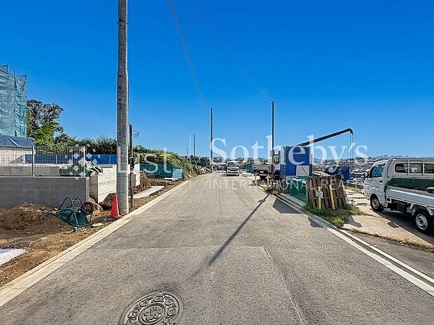 ■現地写真■新たな分譲区画になります!全棟2階建て×建物面積は100m2以上ございます!※掲載画像はAI加工を施しております。実際の形状・色味・空模様・陽当たり等と異なる場合があります。