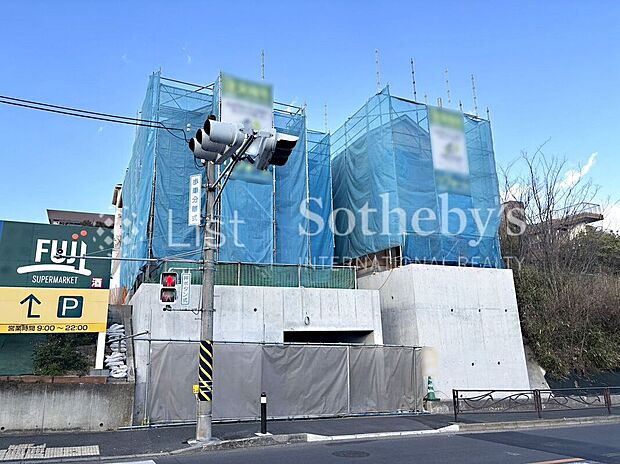 【前面道路含む外観】■前面道路■前面道路が13.8mとゆとりがあり、駐車もラクラク!運転が苦手な方でもゆっくりと駐車することができます♪前面道路は閑静な住宅地をはしる車通りの少ない道路。お気軽にお問い合わせください!